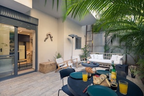 Apartment | Balcony - Cozy Apartment with Private Balcony (Tel Aviv)