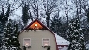 Een gebouw met een schuin dak en meerdere ramen, met een bord waarop 'Landhaus Angel' staat.