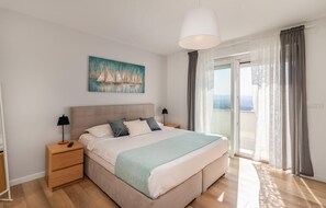 4 bedrooms, travel crib, free WiFi, bed sheets - Nice home in Bregi with sauna (Bregi)