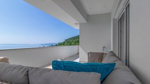 A balcony with a view of the sea and a mountainous landscape. - Nice home in Bregi with sauna (Bregi)