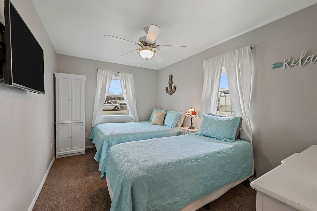 Diamond On The Water-kayaks, fire pit and fishing