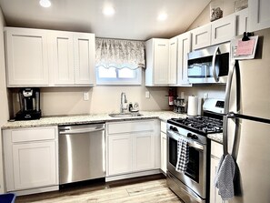 Refrigerador, horno, lavavajillas y cafetera y tetera 