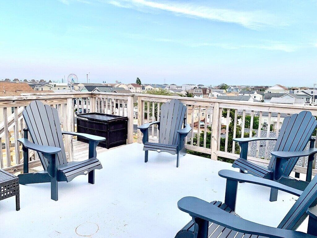The Lighthouse-3 Bedroom with Casino Pier themed Gameroom & Rooftop Deck!!!