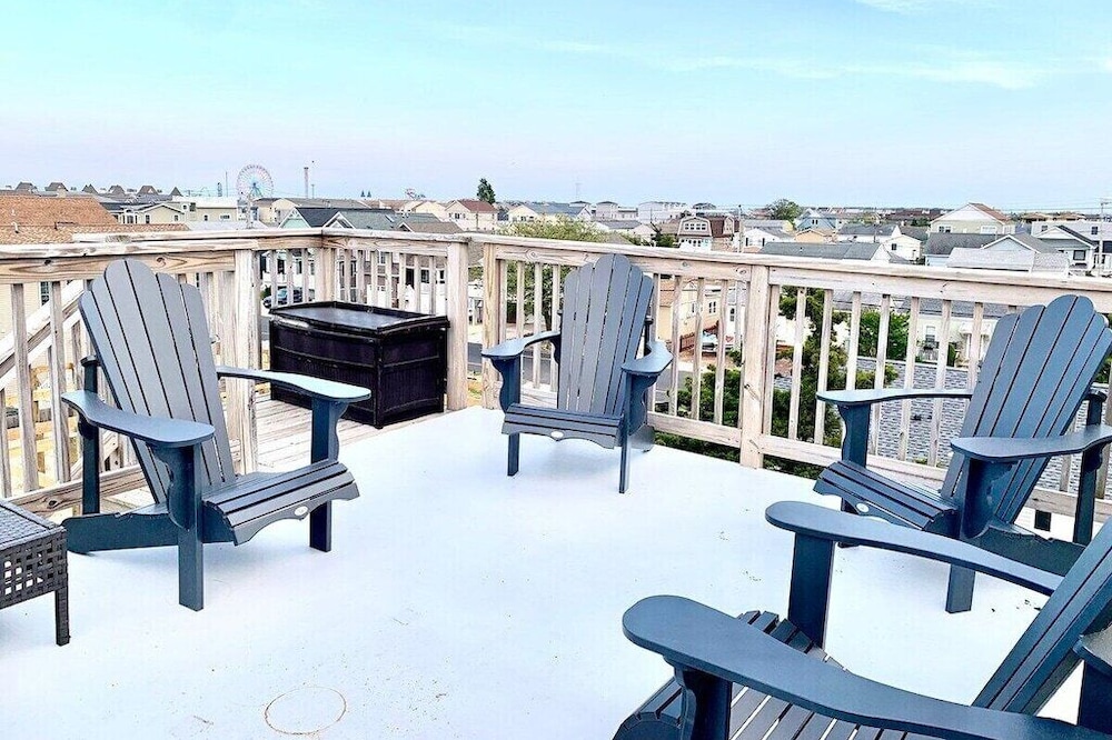 The Lighthouse-3 Bedroom with Casino Pier themed Gameroom & Rooftop Deck!!!