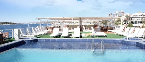 Piscine extérieure, chaises longues