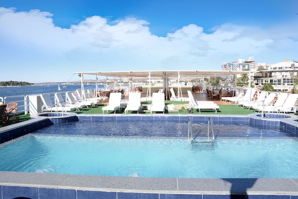 Piscine extérieure, chaises longues