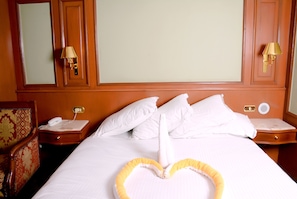 Deluxe Double or Twin Room | Peralatan tempat tidur premium, gebar bulu kapas, katil Select Comfort 