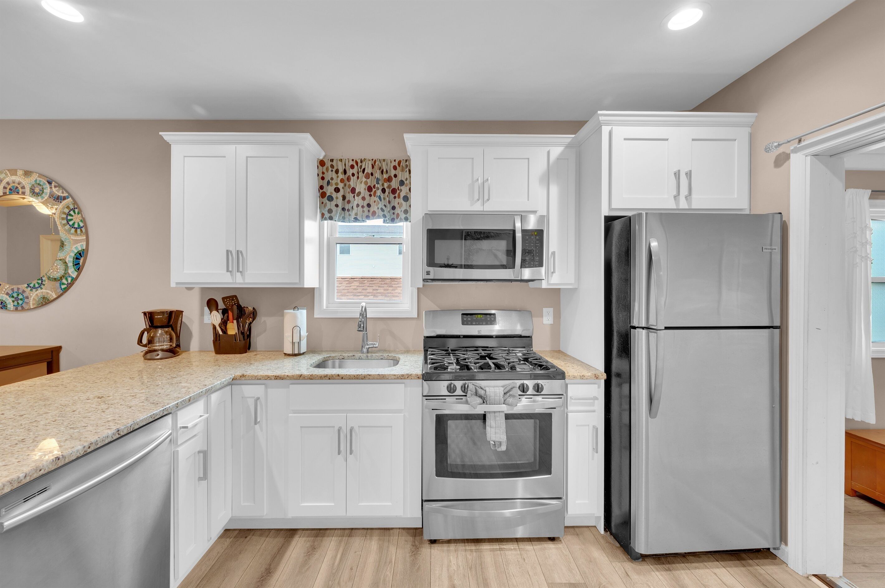 Kjøleskap, mikrobølgeovn, ovn og kokeplater