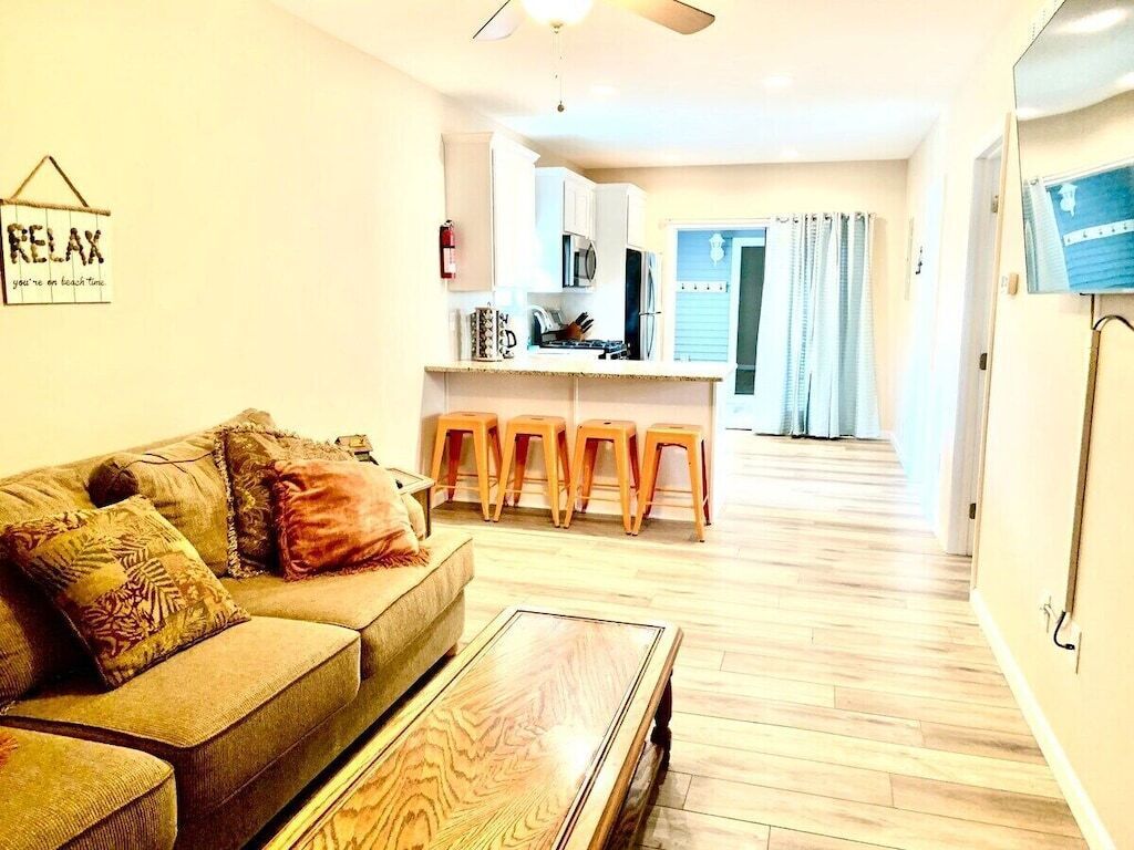 The Salt Life- Entire Home 8 Bdrm 3bath, GameRoom, & Rooftop Deck!!!