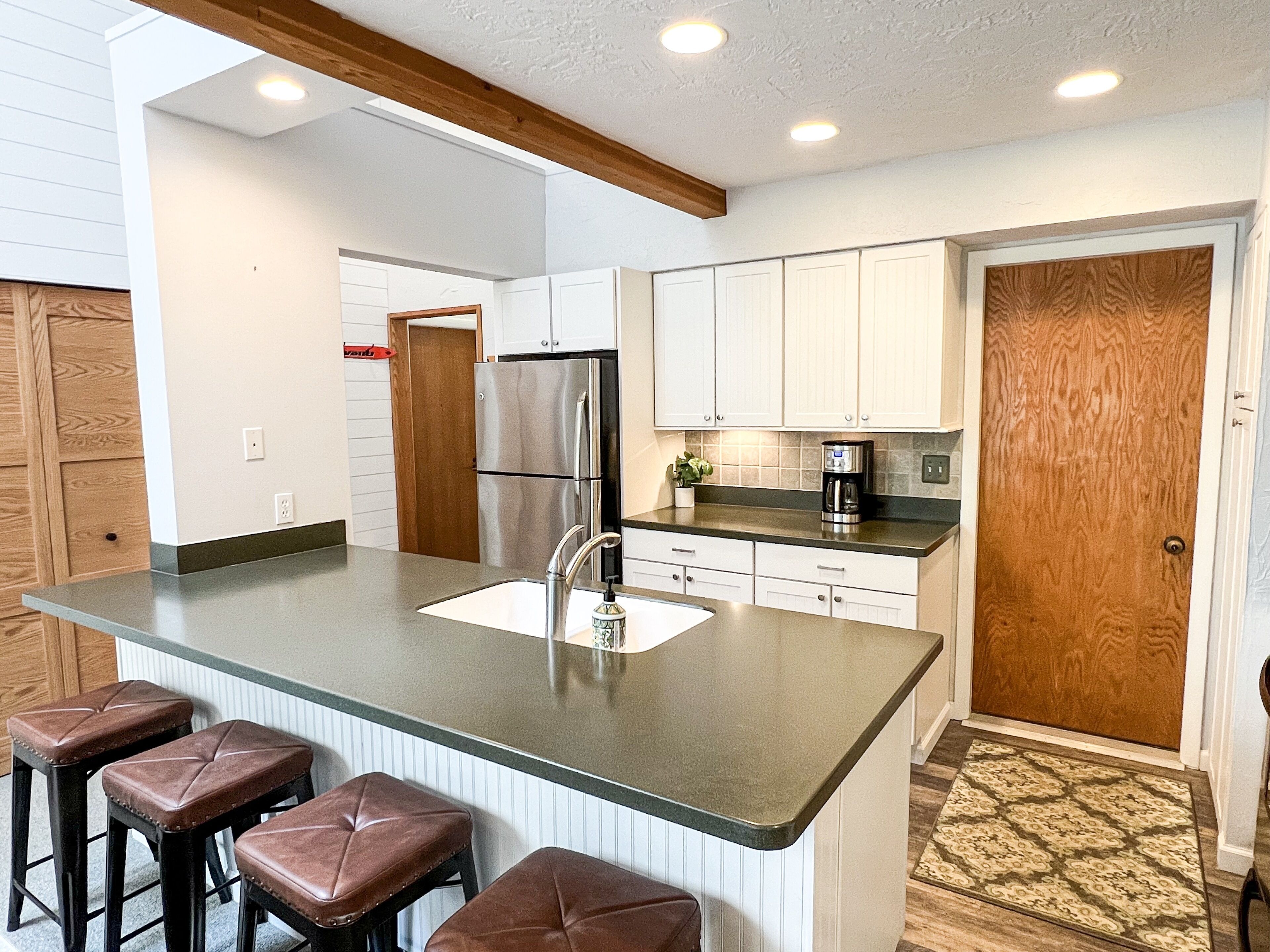 Nicely Decorated 3 Bd LAKESIDE CLUB #56 - Close to Ski Hills + Indoor pool!