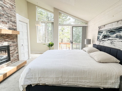 Nicely Decorated 3 Bd LAKESIDE CLUB #56 - Close to Ski Hills + Indoor pool!