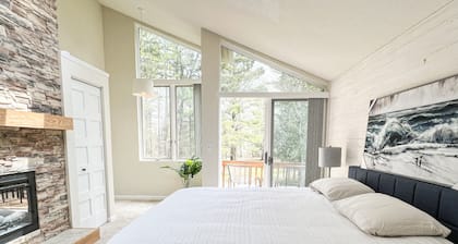 Nicely Decorated 3 Bd LAKESIDE CLUB #56 - Close to Ski Hills + Indoor pool!