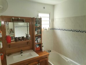Baignoire, sĂšche-cheveux, serviettes fournies, savon