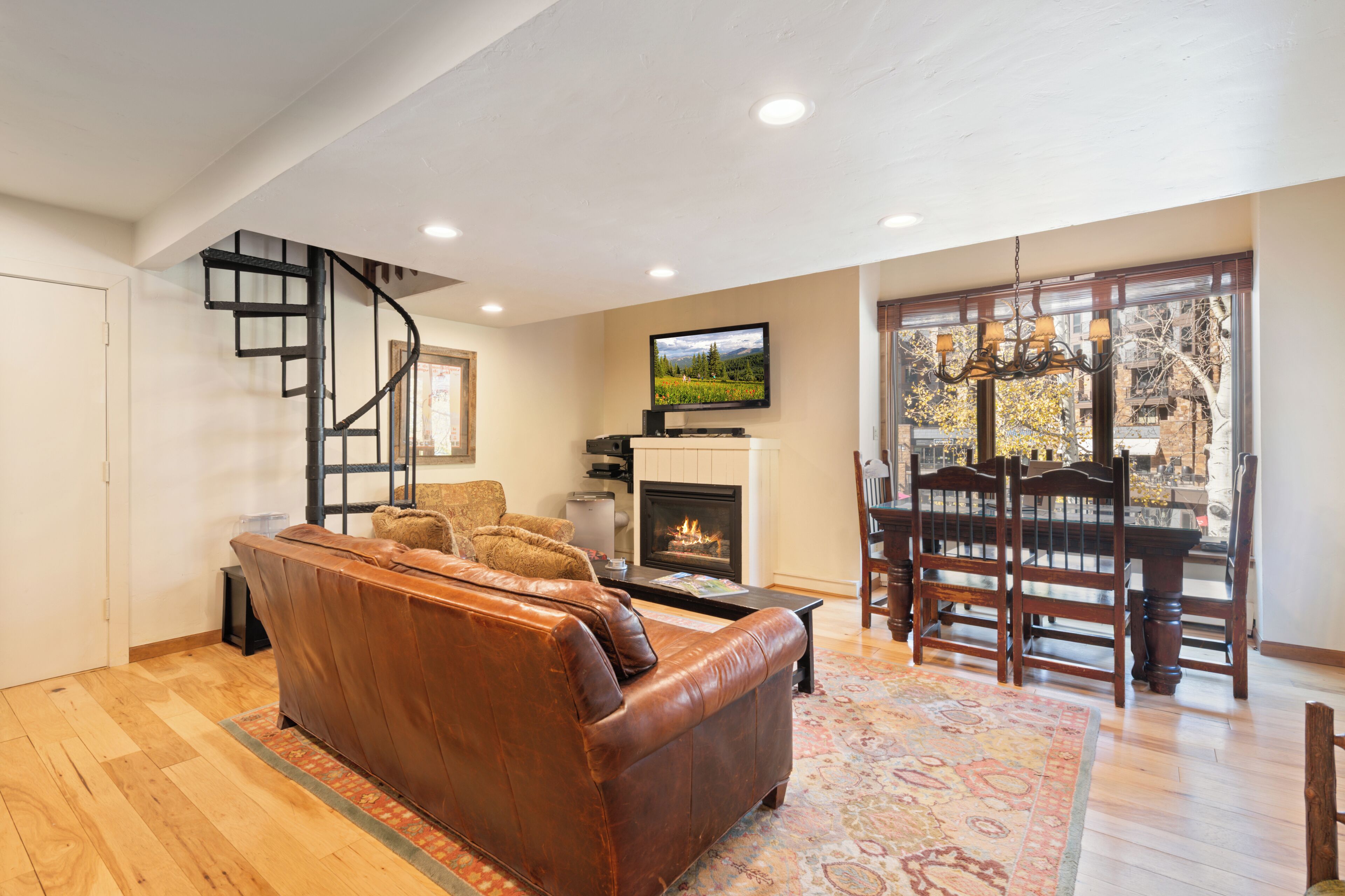 Smart TV, fireplace, stereo