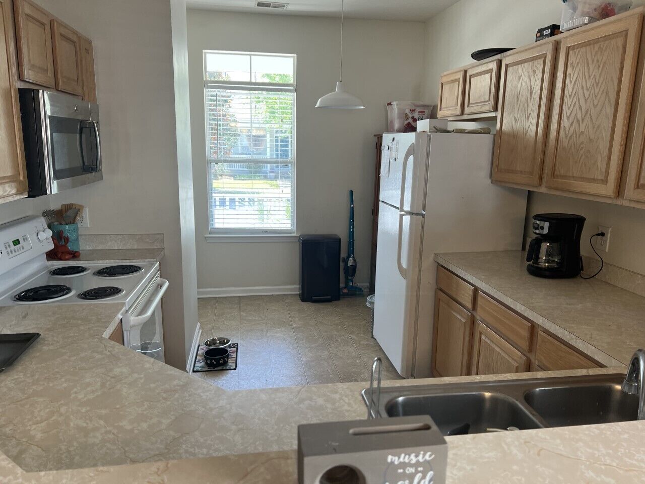 Cute Townhome close to Old-Town Bluffton and Hilton Head Beaches.