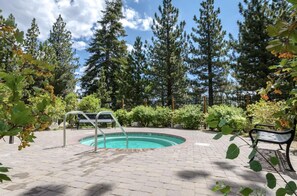 A heated pool - On the Golf Course! Bright, Updated. Private Gas Grill, Washer/Dryer (Mammoth Lakes)