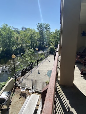Terrace/patio - Cedar Lodge Rushing Water Retreat 3 bed/3 bath Balcony on the River (Pigeon Forge)