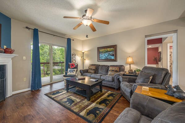 Smart-tv, een open haard en boeken