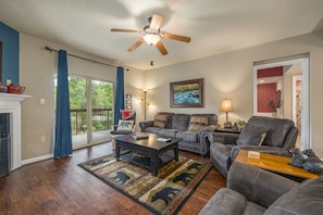 Smart TV, fireplace, books - Cedar Lodge Rushing Water Retreat 3 bed/3 bath Balcony on the River (Pigeon Forge)