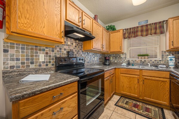 Fridge, microwave, oven, stovetop - Cedar Lodge Rushing Water Retreat 3 bed/3 bath Balcony on the River (Pigeon Forge)