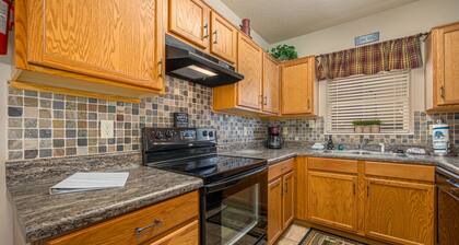 Cedar Lodge Rushing Water Retreat 3 bed/3 bath Balcony on the River