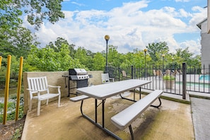 Outdoor dining - Cedar Lodge Rushing Water Retreat 3 bed/3 bath Balcony on the River (Pigeon Forge)