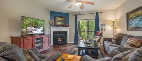 スマートテレビ、暖炉、書庫