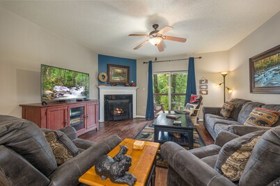 Cedar Lodge Rushing Water Retreat 3 bed/3 bath Balcony on the River