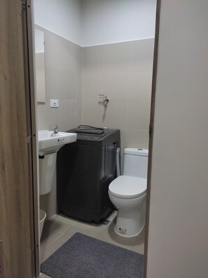 Combined shower/tub - SMDC Coast Residences (Pasay)