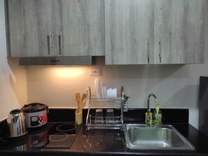 Refrigerador, tetera eléctrica, utensilios de cocina y comedor