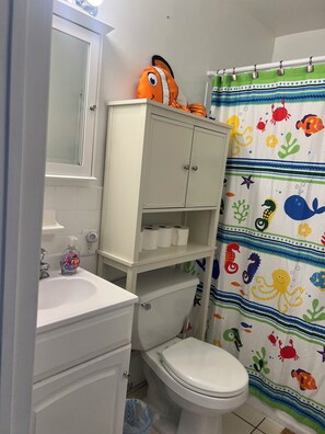 Duschwanne, Haartrockner, Seife, Shampoo