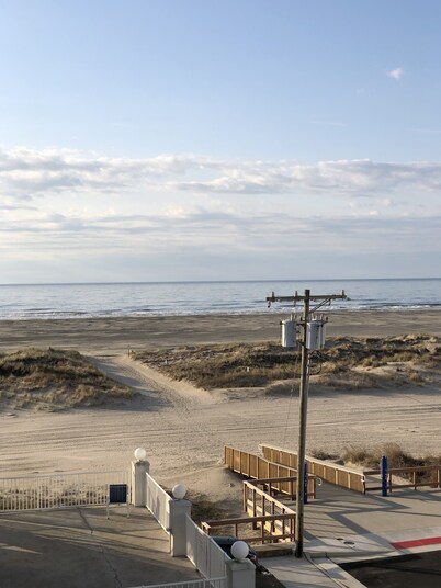 Beautiful Beachfront Condo in Wildwood Crest, NJ - With Full Kitchen! 