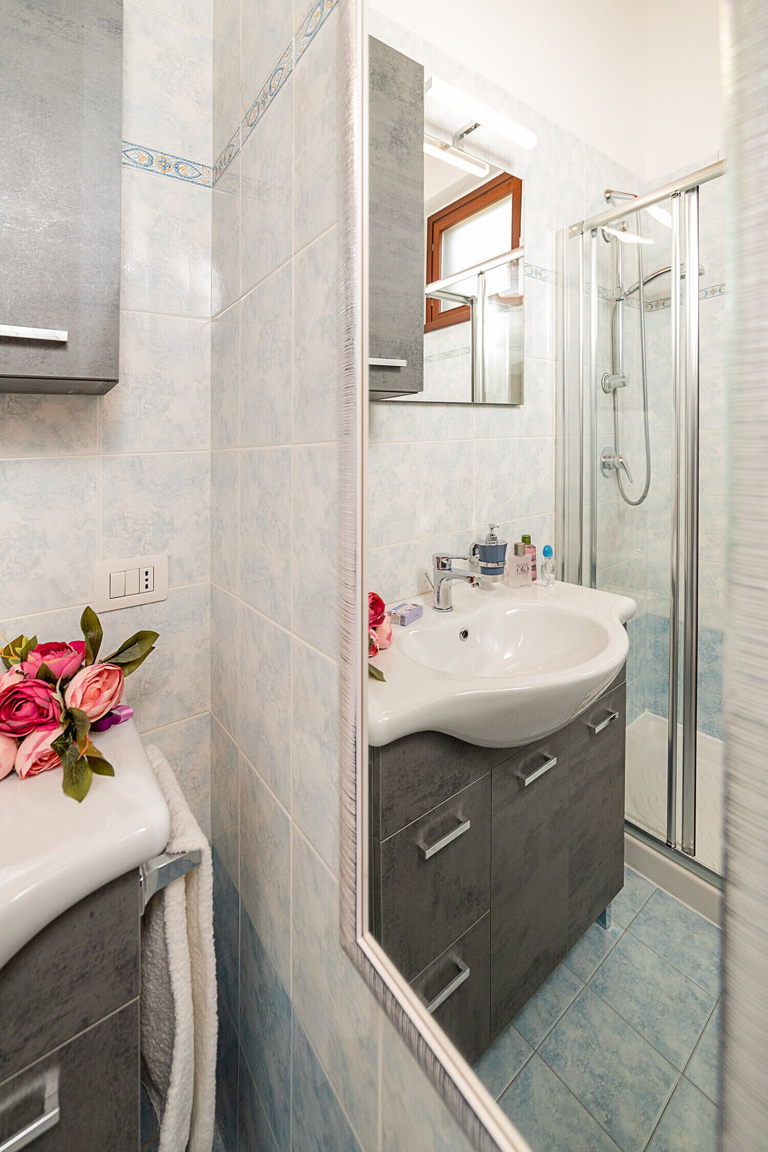 Dusche, Haartrockner, Handtücher, Toilettenpapier