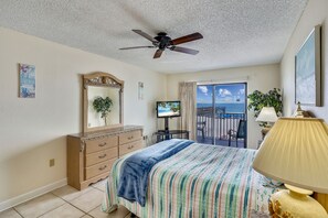 3 bedrooms, iron/ironing board, free WiFi, bed sheets - Sand Dollar 107 Gorgeous Beachfront Views, Spacious, Pool, BBQ, Private Pier (Indian Shores)