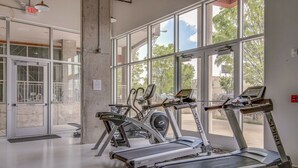 Ett gym med löpband, en Cybex-maskin och ett löpband från Spirit.