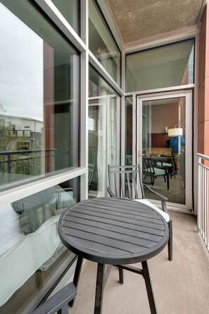 Outdoor dining - Smart, Stylish Music City Condo - Concierge, Restaurants, Gym, Rooftop Patio, Parking (Nashville)