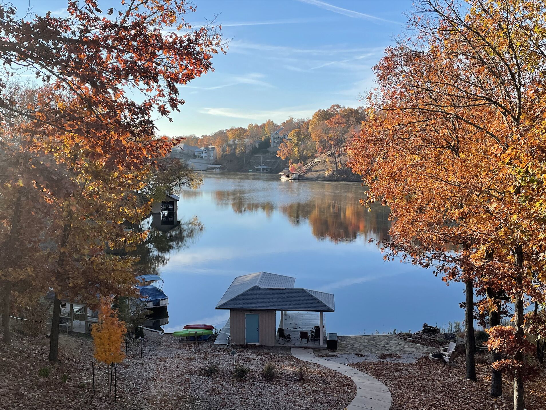 Beautiful, peaceful lakefront home on Loch Lomond near bike trails!
