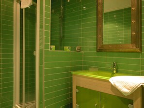 Combined shower/tub, bidet, towels, soap