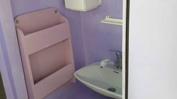 Suihku, hiustenkuivaaja, pyyhkeet, saippua