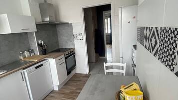 Een koelkast, een microgolfoven, een oven, een kookplaat