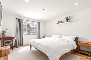 2 slaapkamers, een bureau, een strijkplank/strijkijzer, gratis wifi