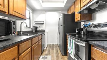 Een koelkast, een magnetron, een oven, een kookplaat