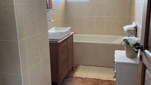 Une salle de bain avec une baignoire, un lavabo et des toilettes.