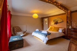 6 slaapkamers, een bureau, een strijkplank/strijkijzer, reisbedje