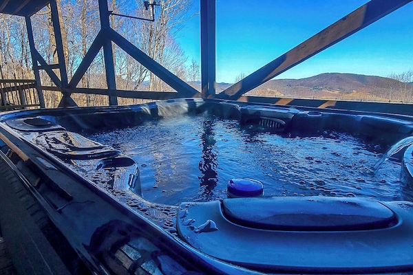 Banyera d'hidromassatge a l'aire lliure