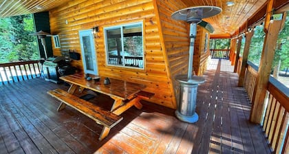 Charming 3bd/3ba Cabin <1mi to Duck Creek Village!