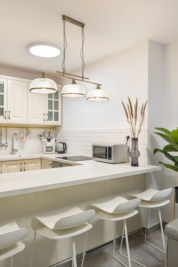 Appartement | Cuisine privée | Grand réfrigérateur, micro-ondes, four, plaque de cuisson