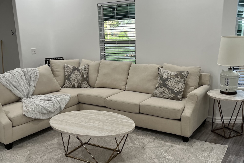 The Ritzy Villa! Walking distance to downtown!
