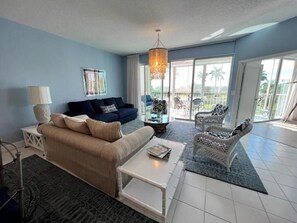 Smart TV, chimenea, oficina y monitor de computadora 