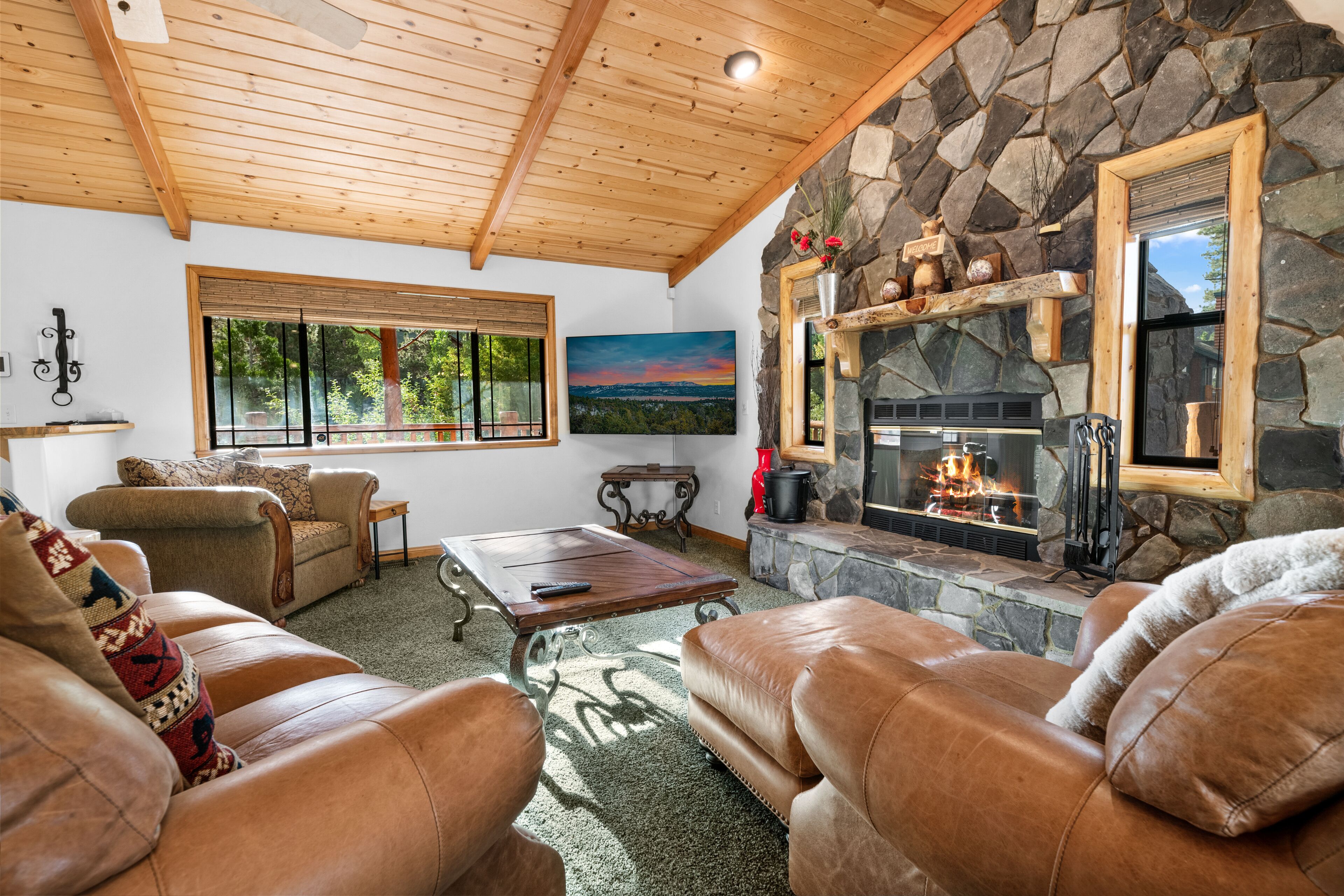 Castle Glen -Luxurious mountain home in a fantastic location, complete with game room and hot tub!